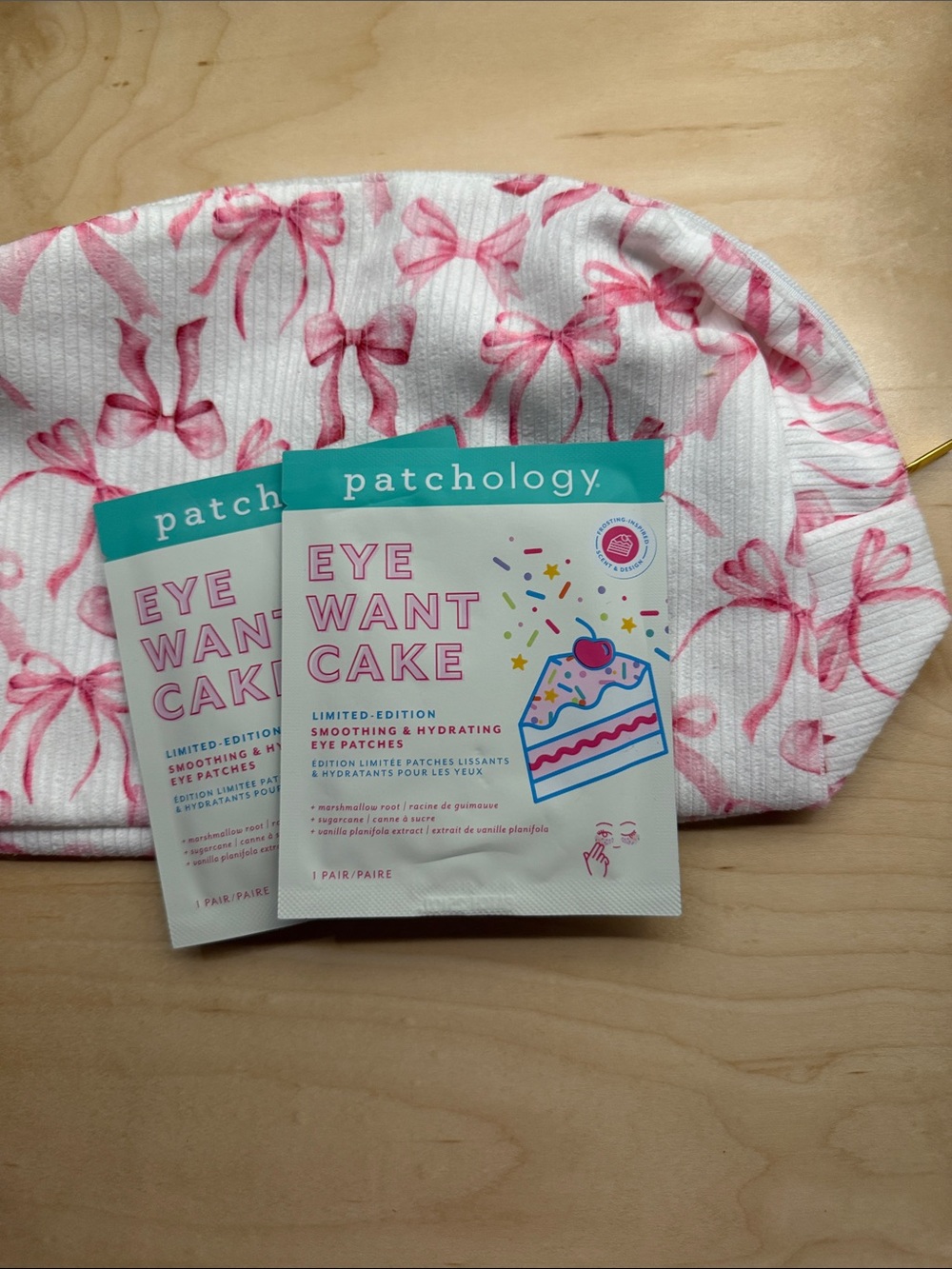 Eye Want Cake Smoothing & Hydrating Eye Patches & Pink bow cosmetic bag